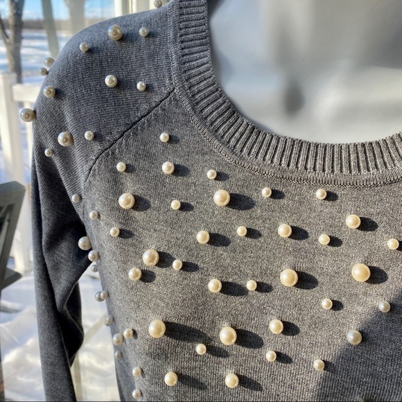 NWOT QED London Pearl embellished gray sweater pull over size S - Picture 3 of 11